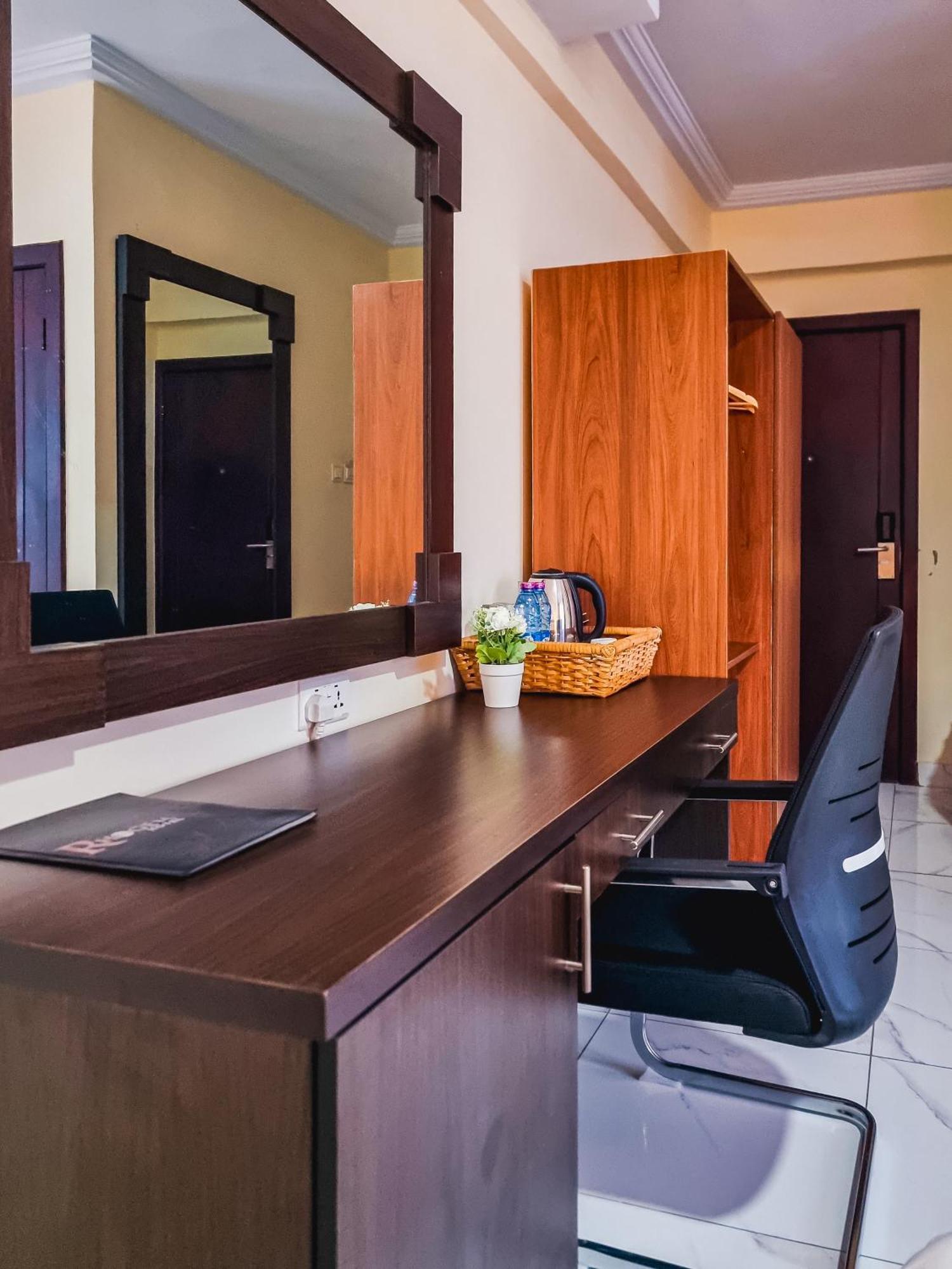 RHOGEM Hotel Sekondi-Takoradi Buitenkant foto
